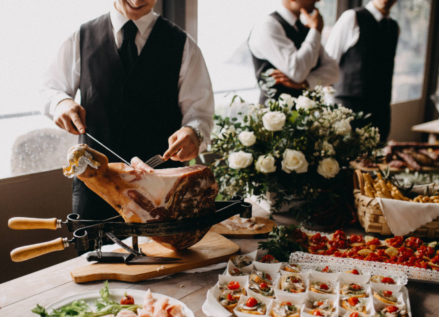 Empregado de restaurante a cortar presunto é uma das melhores oportunidades de emprego em 2023.